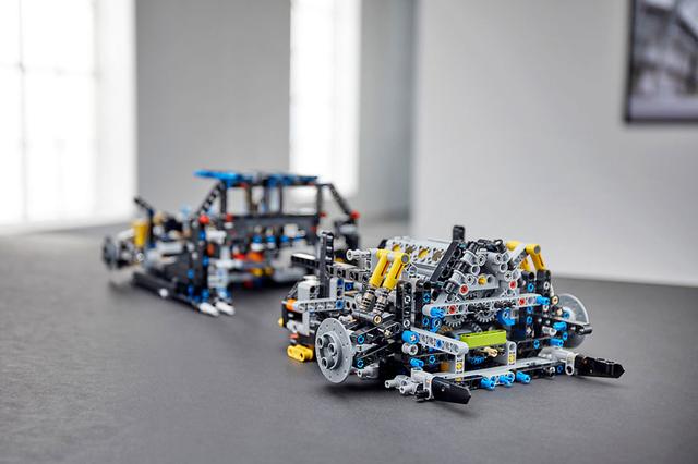 画像: LEGO TECHNIC BUGATTI CHIRON。いくつもの歯車が見て取れる。