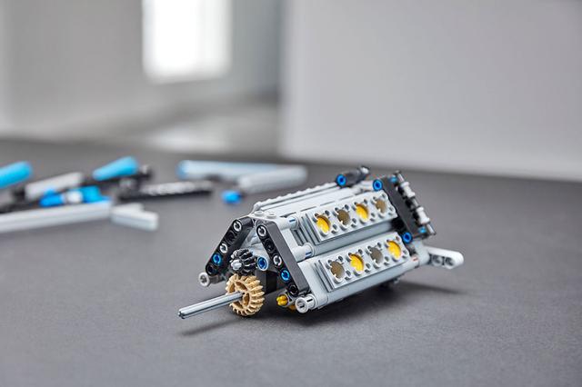 画像: LEGO TECHNIC BUGATTI CHIRONのエンジンは可動式。