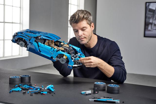 画像: LEGO TECHNIC BUGATTI CHIRON。その大きさがよくわかる。