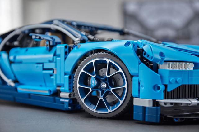画像: LEGO TECHNIC BUGATTI CHIRON。ブレーキキャリパーも再現。