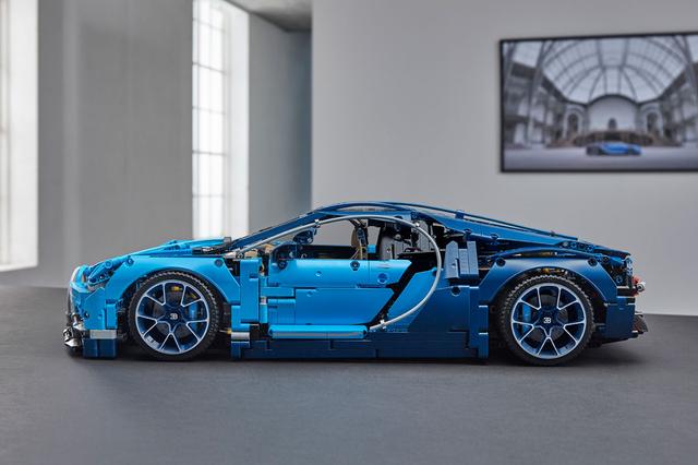 画像: LEGO TECHNIC BUGATTI CHIRON。おそらく、わざとブロック感を演出しているのだろう。