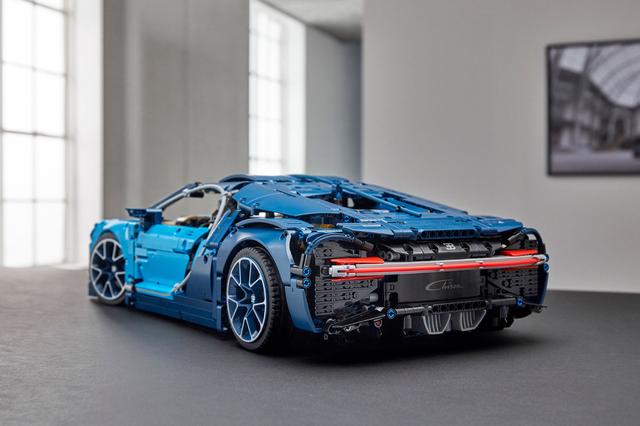 画像: LEGO TECHNIC BUGATTI CHIRON。遠くから見たらシロンそのものだ。