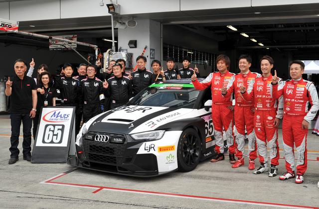 画像: クラスポールポジションは65号車アウディ