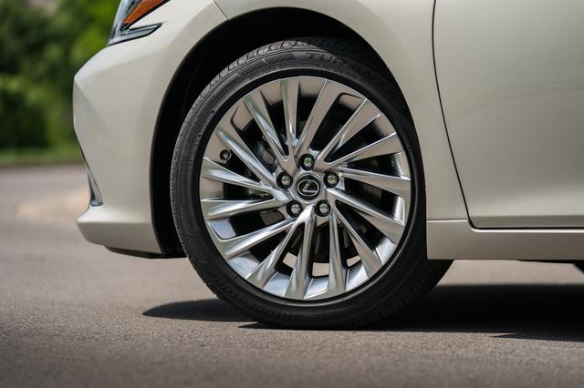 画像: 写真はES300hのベースモデルで、18インチのタイヤ(235/45R18)&ホイールを装着。Fスポーツは235/40R19。