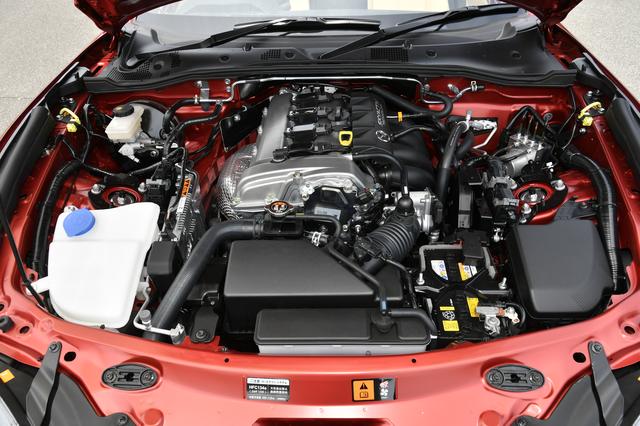 画像: 改良型のSKYACTIV-G 2.0は吸気系からシリンダーヘッド、ピストンやコンロッドなどの回転系部品、排気系、サイレンサーに至るまで大幅に改良。高回転域での吸入空気量アップ、回転系部品の軽量化、吸排気損失の低減、燃焼時間の短縮などを達成し、最高回転数は6800rpmから7500rpmに引き上げられている。これで最高出力は26psアップの184ps、最大トルクは5Nmアップの205Nmを発生しただけでなく、エキゾーストサウンドの音質にもこだわったほか、燃費性能も向上するなど、大きな進化を果たしている。