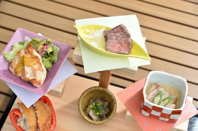 画像: 牛/豚/鶏と、栃木産の肉料理が3段に並べられ、食べ比べることができる。華やか。
