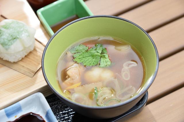 画像: 地元の野菜や鶏肉がごろごろと入った「すいとん入りけんちん汁」も絶品です。