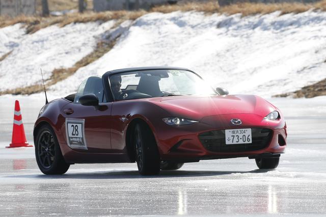 画像: もっともミューが低くなるのが氷上路。走るチャンスは少ないかもしれないが、クルマの挙動を学ぶのには良いトレーニングになる。