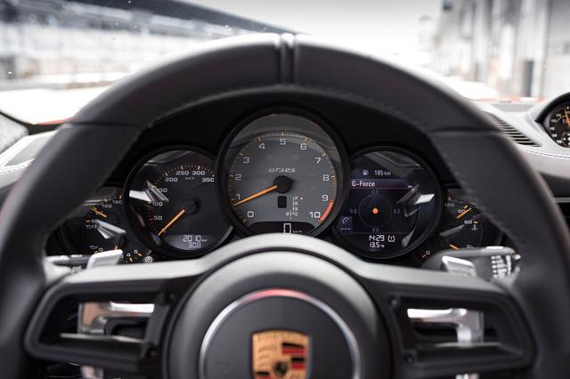 画像: ポルシェ911 GT3 RSのメーター。10000rpmまで刻まれている。