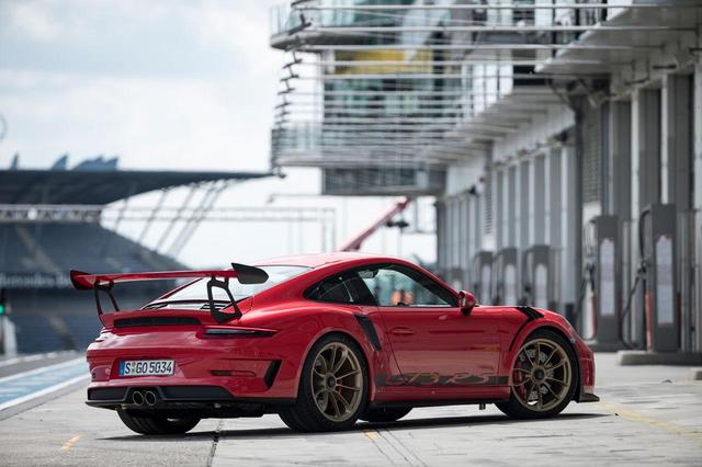 画像: ポルシェ911 GT3 RS。より大きなウイングが高い位置に設定されている。