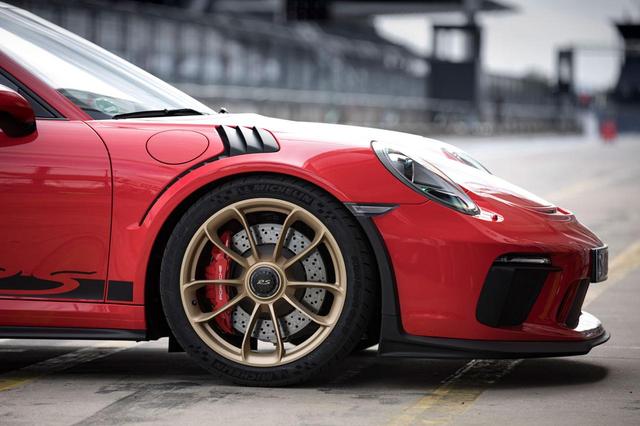画像: 標準のGT3にないエアアウトレットがフェンダーに設定されている。