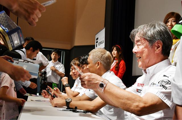 画像: トークショーの後はサイン会、一人一人に心を込める星野氏ら