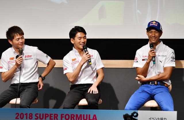 画像: B-MAX Racingの本山哲監督(左)、千代勝正選手(中)と、TEAM IMPUL平川亮選手(右)