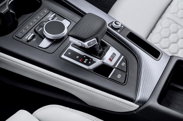 画像: トランスミッションはSトロニック(DCT)ではなく8速ATを搭載、駆動方式は4WD(クワトロ)。
