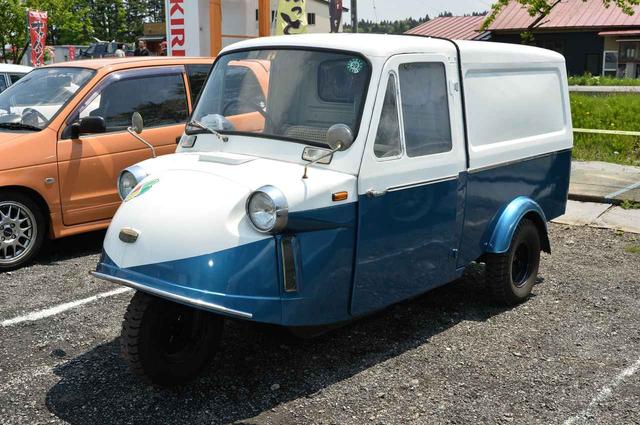画像: カラーリングも、荷台に袈装したワンオフとも思われるキャビンもオシャレなダイハツミゼット。大胆でセンス溢れる改造が、とても素敵だ。
