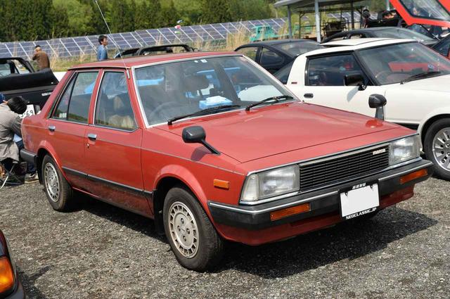 画像: マツダ最大のヒット作、初代FFファミリアも今じゃほとんど見られない。ハッチバックじゃなくて、初期型のセダンてのが珍しい。兄弟車のフォードレーザーも見てみたい!