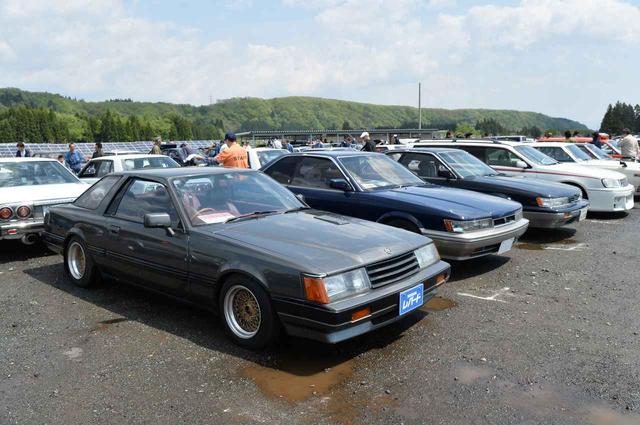画像: どのイベントでも、2代目のF31は大人気だけど、初代の2ドアは新車時から販売では苦戦したため、残存率が極めて低い。手前の1台は、さらに貴重なL28エンジンを積んだ5速MTのモデル。