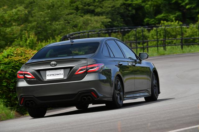 画像: アスリート直系と言える走りを見せる2.0ターボエンジン搭載車。