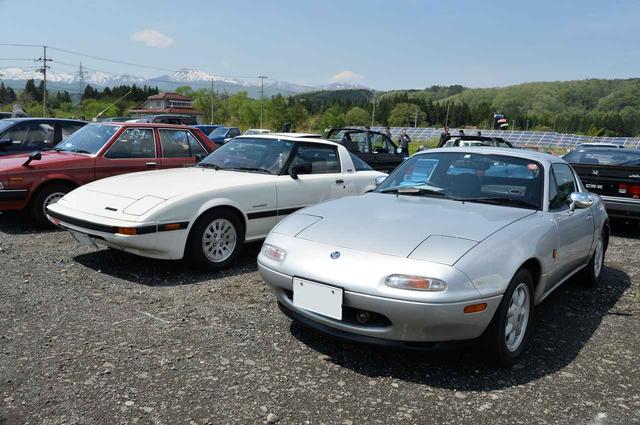 画像: ハードトップを装着したロードスターとRX-7ターボ。両車とも、ほぼオリジナルを保っている。この時代から、マツダのデザインはカッコ良かったと再認識。