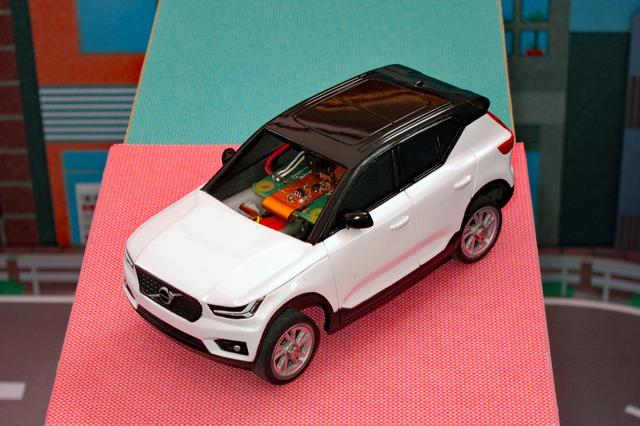 画像: 32分の1スケールのXC40ミニカー。運転者の目線に小型カメラがセットされている。