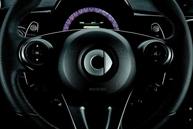 画像: パドルシフトにBRABUSのロゴが入る。