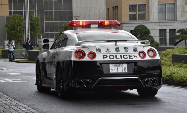 画像: NSXやフェアレディZのパトカーと違い、一応は4名乗車可能なR35GT-R。取り締まり時も、助手席の隊員が降りることなく、後席にて違反者の検挙手続きが行える。しかも4WDだけに、冬場の県北のエリアなどの事故処理にも活躍が期待できる。