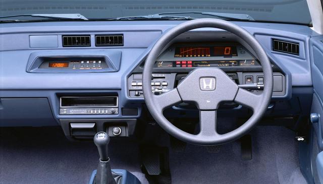 画像: 1.5iサンルーフ仕様車にはカラード液晶デシタルメーターが採用された。