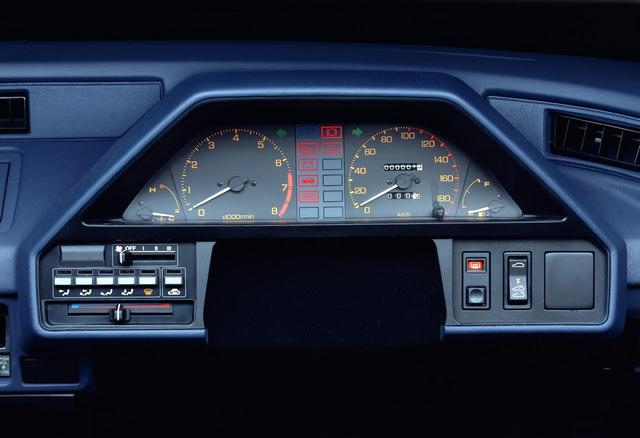 画像: 1.3および1.5iルーフベンチレーション仕様車はアナログメーターとなる。