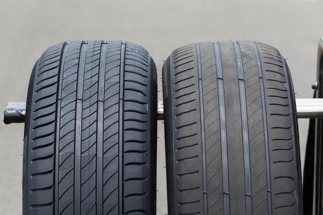 画像: 左が新品時のプライマシー4、右が残溝2mmまで摩耗した状態。