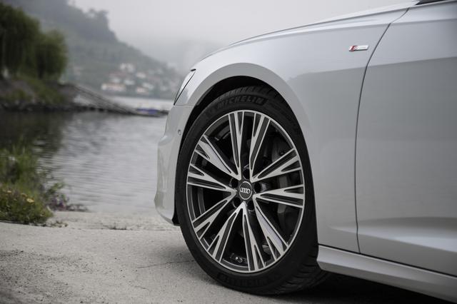 画像: 試乗車は8.5J×21インチ10スポークデザイン+255/35R21タイヤを装着する。