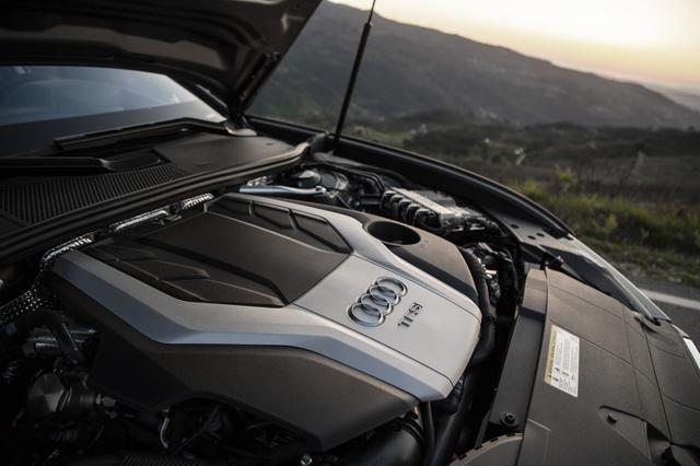 画像: アルミクランクケースを採用した3L V6ターボエンジンは重量わずか172kg。エキゾーストシステムは90度Vバンクの内側に配置される。