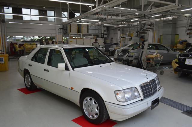 画像: ペイント作業エリアに展示されるメルセデス・ベンツE320(W124)。車両はヤナセオートシステムズの最新工場で修理・整備される。