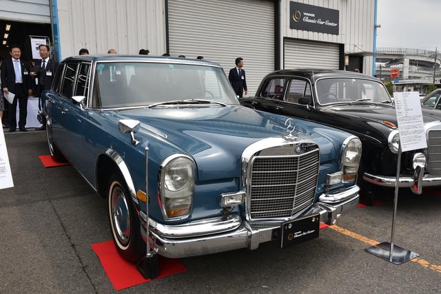 画像: 式典会場前に展示されたメルセデス・ベンツ600(W100)。梁瀬次郎元社長が愛用していた車両は、現在に至るまで動態保存されている。