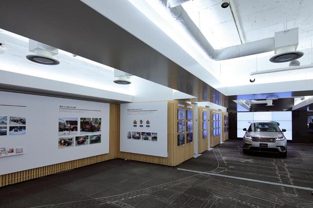 画像: オープニングセレモニー時の店内。ランドローバー車や、その歴史などを紹介するパネルを展示している。