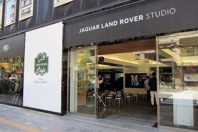 画像: ジャガー・ランドローバー スタジオの外観。銀座の町並みに溶け込む、シックな色使いがオシャレ。