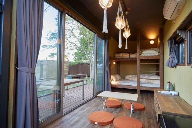 画像: まるで小さなコテージのような建物を用意するグランピング施設もある。エアコンを装備しているようだ。