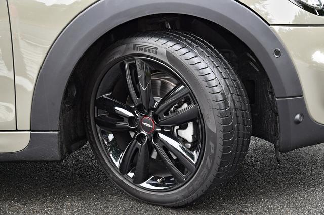 画像: クーパーSは205/45R17が標準サイズとなる。乗り心地とのバランスが上手く保たれているが、ドレスアップ的に18インチもアリ。