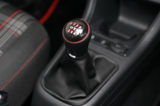 画像: 組み合わされるトランスミッションは6速MT。後退はシフトノブを押しながら左上に入れる。