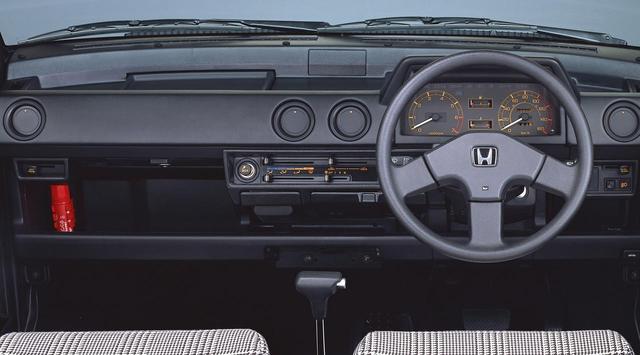 画像: オートマチック車のインテリア。