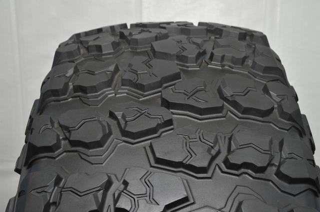 画像: トレッド面は、自然な岩をイメージ。見た目にもオフロードに強い印象。