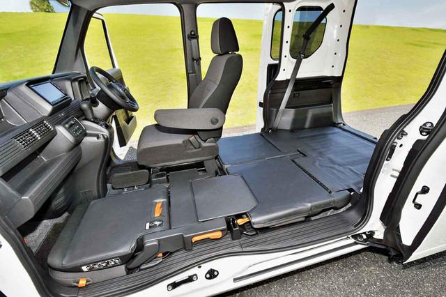 画像: 助手席とリアシートをダイブダウンさせた状態。運転席の足もとには物が入らないようなストッパーを備えている。