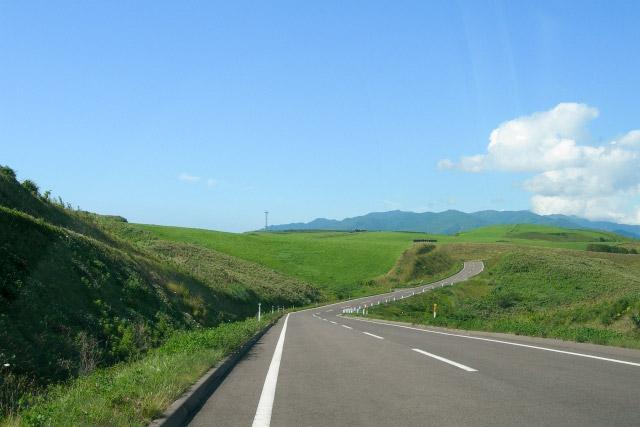 画像: 北海道の夏、こんな美しい道を走ってみたいものだ。