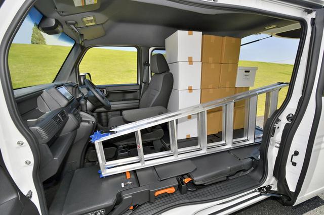 画像: 脚立のような長尺物から、段ボール箱やビールケースなど、最大積載量は2名乗車でも350kg。