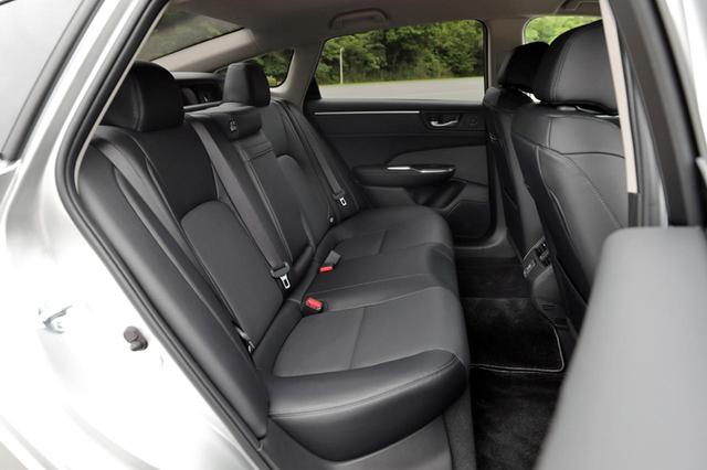 画像: おとな3人乗車でも苦にならないリアシート。シートバックは6:4の分割可倒式だ。