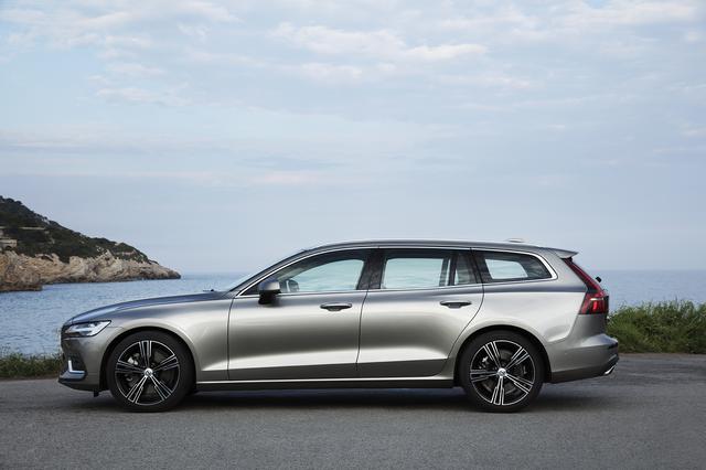 画像: V90よりサイドの彫りが深いのはV60の特徴。さらにV90の6ウインドウに対してV60は8ウインドウとなる。