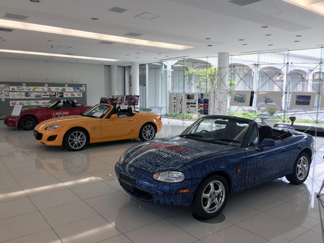 画像: 手前から、10周年記念署名車 NB、20周年記念署名車 NC、100万台記念署名車 ND。奥には福田氏のデザイン画も見える。デザイン画は撮影禁止です、悪しからず。