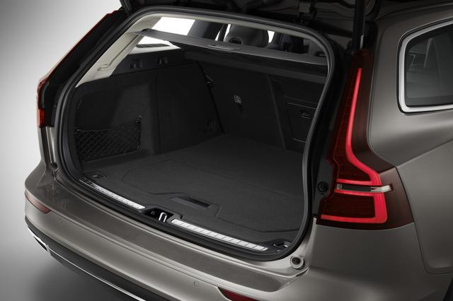 画像: ラゲッジルーム容量は529L。スペアタイヤ付きのV70が555Lだったので乗り換えても不満は感じないだろう。