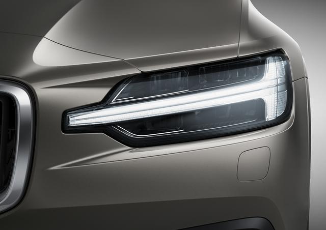 画像: V90とV60を見分ける簡単な方法がヘッドライトでV60はグリルの方向にトールハンマーの柄が伸びている。