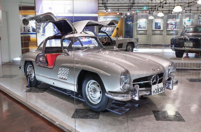 画像: 裕次郎が愛してやまなかったメルセデスベンツ300SL。記念館の2F奥に展示されていた。優美なガルウイングを持ち、1954年から1957年まで、世界で1400台のみ製造されたこのクルマは、当時はプロレスラーの力道山も所有していたというが、その後はこの1台しか日本には存在しないという希少車。近年では時価20億円という値が付いたとか。