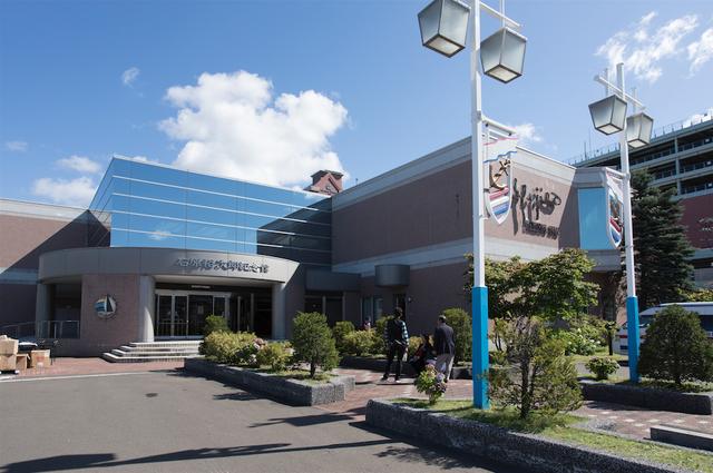 画像: 昨年2017年8月末で閉館となった北海道・小樽にあった「石原裕次郎記念館」。1991年にオープンし、瀟洒な作りの建物であったが、水回りをはじめとした内部の老朽化が進み、裕次郎没後30年を迎えて幕を下ろす…ということで閉館となった。ここの1Fエントランスには、西部警察の車両が常設展示されていたのもファンには懐かしい想い出であろう。